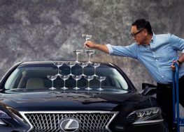 Lexus tái hiện màn quảng cáo tháp ly champagne 31 năm trước trên dòng LS