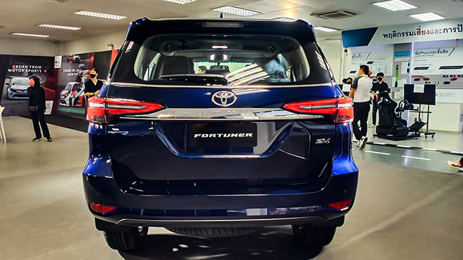 Ảnh thực tế xe SUV Toyota Fortuner bản máy dầu 2021 tại đại lý ở Thái Lan - 4