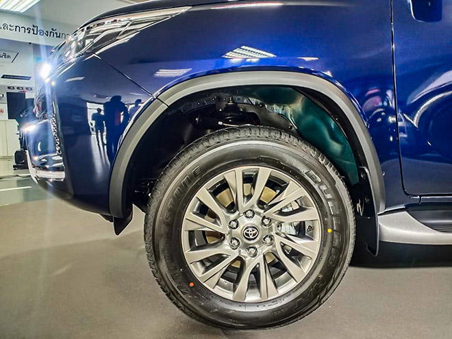 Ảnh thực tế xe SUV Toyota Fortuner bản máy dầu 2021 tại đại lý ở Thái Lan - 6