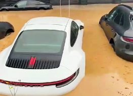 Thảm cảnh dàn xe Porsche của đại lý ngập trong nước lũ