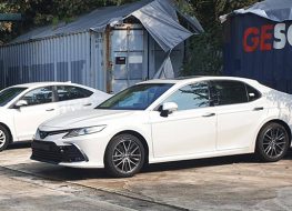 Toyota Camry Hybrid 2022 bất ngờ xuất hiện tại Việt Nam